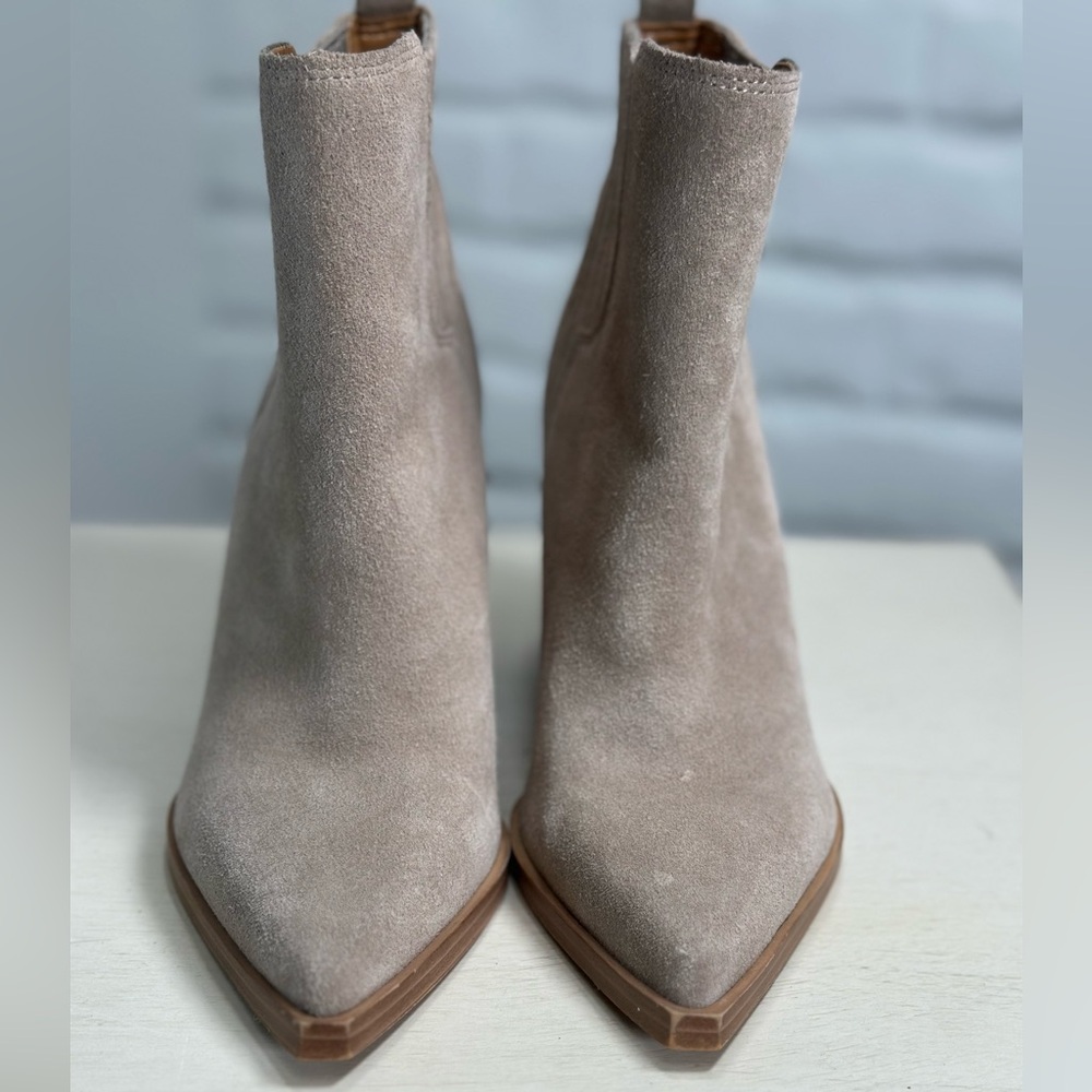 Women’s Marc Fisher LTD ankle booties. A taupe/light brown color. Size 5M.